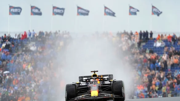 Max Verstappen vom Team Red Bull steuert sein Auto &uuml;ber die Rennstrecke. - &copy; Tim Goode/PA Wire/dpa