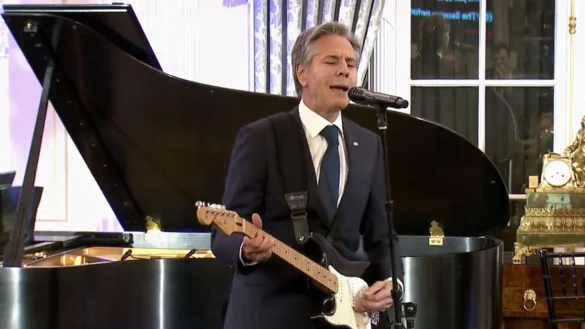 US-Au&szlig;enminister Antony Blinken sorgt mit einem &uuml;berraschenden B&uuml;hnenauftritt f&uuml;r Erstaunen. - &copy; U.S. Department of State/dpa