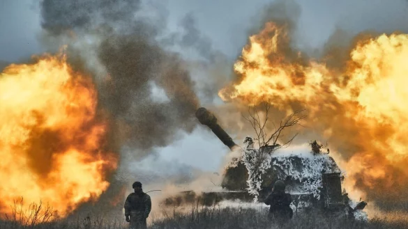 Ukrainische Artillerie feuert in der Region Donezk in Richtung russischer Linien. - &copy; Libkos/AP/dpa