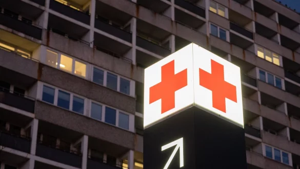 Ein Pfeil weist den Weg zur Notaufnahme eines Krankenhauses. - &copy; Julian Stratenschulte/dpa/Symbolbild