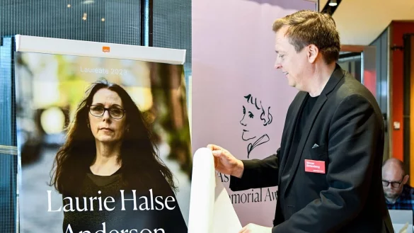 Ein Foto der Autorin Laurie Halse Anderson wird enth&uuml;llt, nachdem ihr der Astrid-Lindgren-Ged&auml;chtnispreis (ALMA) f&uuml;r Kinderliteratur 2023 verliehen wurde. - &copy; Lars Schroder/TT News Agency/AP/dpa
