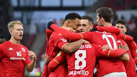 Der Mainzer Karim Onisiwo jubelt mit seinen Mitspielern nach seinem Treffer zum 4:0. - &copy; Torsten Silz/dpa