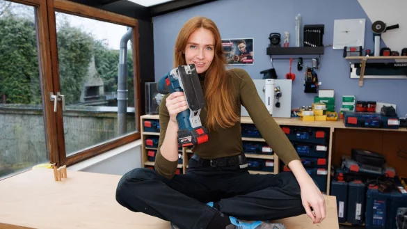 Sandra Hunke hat eine eigene Werkstatt in ihrem Haus. An ihrem Job als Klempnerin lässt sie ihre Followerschaft teilhaben und arbeitet mittlerweile hier und da auch als Model. - © Friso Gentsch/dpa