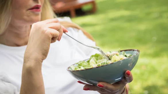 An besonders warmen Tagen ist leichte K&uuml;che angesagt - auch damit die Beine nicht so schwer werden. - &copy; Christin Klose/dpa-tmn