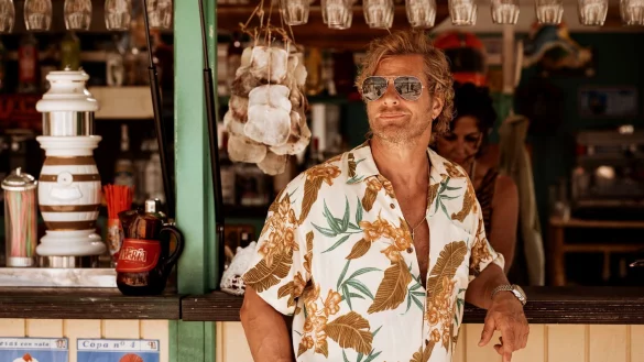 Matti Adler (Henning Baum) lehnt auf Mallorca an einer Theke. - &copy; Libertad/RTL+/dpa