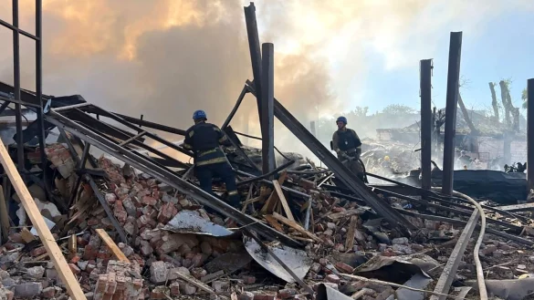 Nach einem russischen Drohnen- und Raketenangriffen löschen Einsatzkräfte in Krywyj Rih einen Brand. - © Uncredited/Ukrainian Emergency Service/AP/dpa