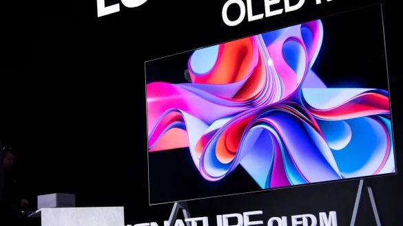 Links die Zero Connect Box, rechts der 97 Zoll gro&szlig;e LG OLED TV M3. Bild und Ton empf&auml;ngt das Display per Funk von der Box. - &copy; Zacharie Scheurer/dpa-tmn