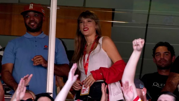 Ist Taylor Swift Fan der der Kansas City Chiefs oder von NFL-Spieler Travis Kelce? - © Ed Zurga/AP/dpa