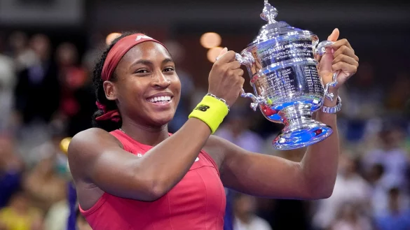Coco Gauff h&auml;lt nach ihrem Sieg die Troph&auml;e hoch. - &copy; Frank Franklin II/AP