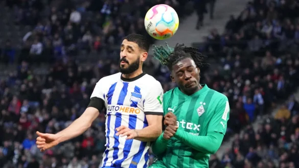 Herthas Tolga Cigerci (l) gegen Gladbachs Manu Kone (r). - © Soeren Stache/dpa