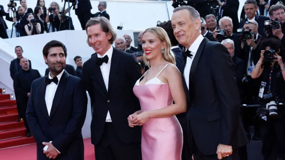 Jason Schwartzman (l-r), Wes Anderson, Scarlett Johansson und Tom Hanks stellen &laquo;Asteroid City&raquo; in Cannes vor. - &copy; Joel C Ryan/Invision/AP/dpa