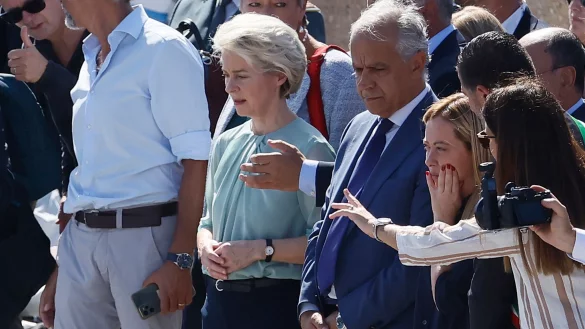 Ursula von der Leyen und Giorgia Meloni besuchen die Insel Lampedusa. Dort waren in den vergangenen Tagen Tausende Migranten angekommen. - &copy; Cecilia Fabiano/LaPresse/AP/dpa