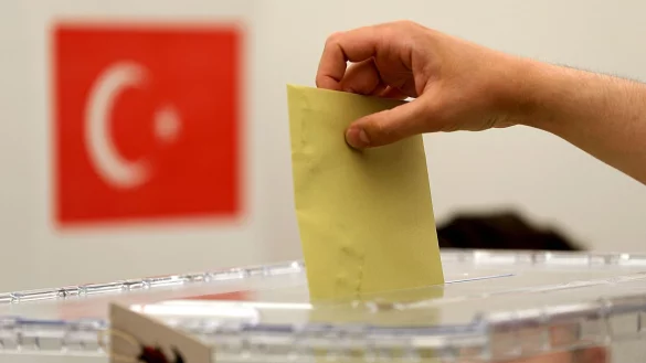 Ein Stimmzettel wird in eine Urne geworfen. - &copy; Oliver Berg/dpa/Archivbild