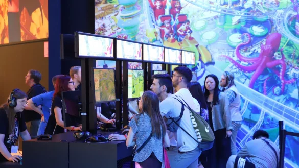 Besucher der Spielemesse Gamescom in K&ouml;ln probieren neue Computerspiele direkt vor Ort aus. - &copy; Sascha Thelen/dpa