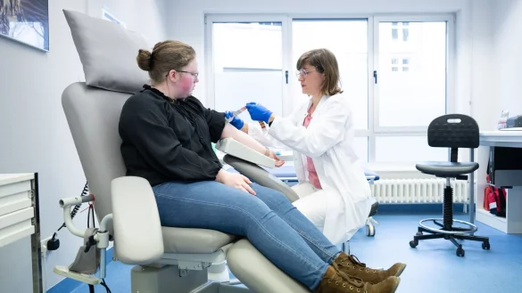 Katharina Egger-Heidrich (r), Fach&auml;rztin Onkologie, bereitet die Patientin Michelle M&uuml;ller im Nationalen Centrum f&uuml;r Tumorerkrankungen am Universit&auml;tsklinikum auf eine Blutabnahme vor. - &copy; Sebastian Kahnert/dpa