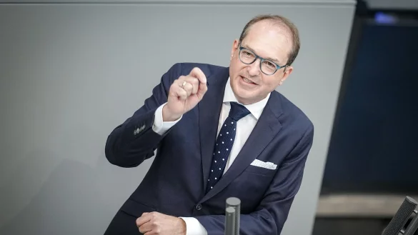 CSU-Landesgruppenchef Alexander Dobrindt fordert die Ampel-Koalition in Sachen Migrations-Begrenzung zu gemeinsamen Beschlüssen auf. - © Kay Nietfeld/dpa