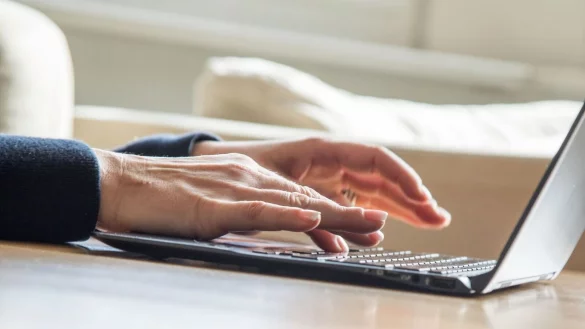 Vertippt, verschickt, was nun? Fehlerhafte E-Mails lassen sich bei Gmail bis zu 30 Sekunden nach Versenden zur&uuml;ckholen. - &copy; Christin Klose/dpa-tmn