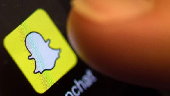 Die Foto-App Snapchat bietet eine virtuelle Anprobe an. So k&ouml;nnen Nutzer etwa Sonnenbrillen oder Schuhe im Display an ihrem K&ouml;rper sehen. - &copy; Patrick Seeger/Deutsche Presse-Agentur GmbH/dpa