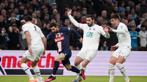 Die PSG-Stars um Lionel Messi (2.v.l) schieden gegen OM aus. - &copy; Laurent Cipriani/AP/dpa