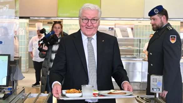 Bundespr&auml;sident Frank-Walter Steinmeier bei einem Mittagessen in der Kantine der Bundeswehr - ob er die anwesenden Soldaten mit &laquo;Mahlzeit&raquo; begr&uuml;&szlig;te, ist nicht bekannt. - &copy; Britta Pedersen/dpa