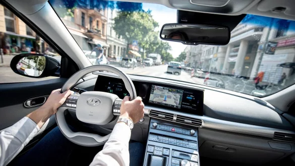 Modernes Auto-Cockpit: Die Komplexit&auml;t der Software dahinter nimmt zwar nicht ab, daf&uuml;r aber der Aufwand an Hardware. - &copy; Zacharie Scheurer/dpa-tmn