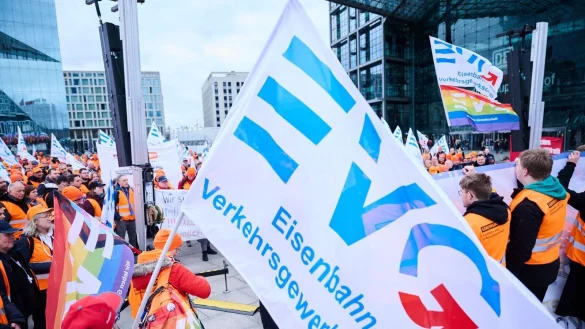 Eine Demonstration der Eisenbahn- und Verkehrsgewerkschaft (EVG) vor dem Berliner Hauptbahnhof. - &copy; Annette Riedl/dpa
