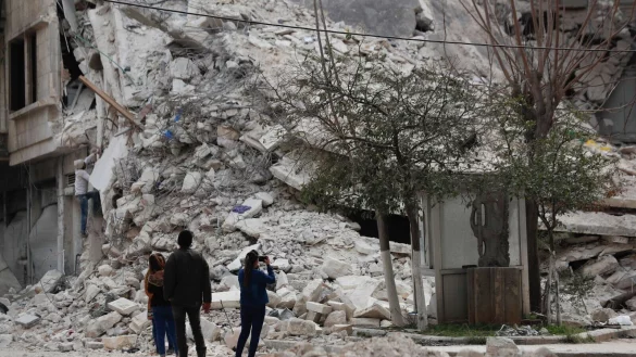 Menschen stehen vor den Tr&uuml;mmern eines Geb&auml;udes, das bei dem j&uuml;ngsten Erdbeben in Aleppo zerst&ouml;rt wurde. - &copy; Omar Sanadiki/AP/dpa