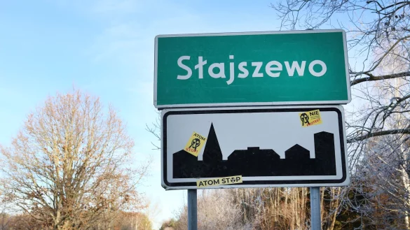 Aufkleber mit der Aufschrift &laquo;Nein zum Atom&raquo; und &laquo;Atom Stop&raquo; kleben am Ortsschild von Slajszewo. - &copy; Doris Heimann/dpa