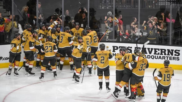 Die Spieler der Vegas Golden Knights feiern den Sieg gegen die Dallas Stars. - © Sam Morris/FR56818 AP/AP