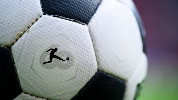 Bernhard Peters hat klare Vorstellung, wie der Fußball-Nachwuchs ausgebildet werden sollte. - © Tom Weller/dpa