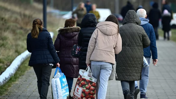 Ukrainische Fl&uuml;chtlinge nach ihrer Registrierung in Potsdam. - &copy; Soeren Stache/dpa
