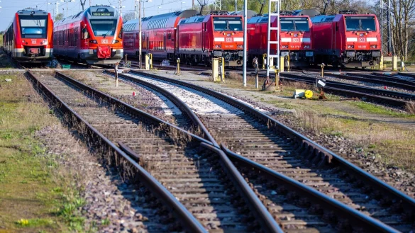 Die Bahn sperrt vorsorglich Strecken, sobald der Verdacht besteht, dass sich Menschen an oder auf den Schienen befinden. - &copy; Jens B&uuml;ttner/dpa
