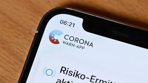 Die offizielle Corona-Warn-App des Bundes gibt es in einer neuen Version mit vielen Neuerungen. - &copy; Bernd Wei&szlig;brod/dpa
