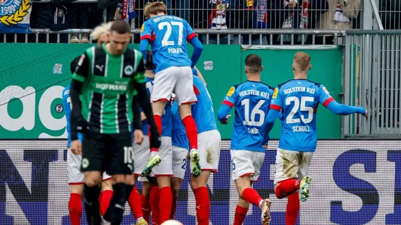 Die Kieler drehten das Spiel gegen F&uuml;rth. - &copy; Axel Heimken/dpa