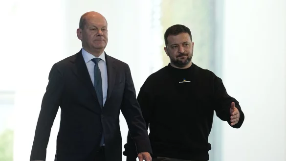 Wolodymyr Selenskyj und Olaf Scholz (r, SPD) kommen zu einer Pressekonferenz. - &copy; Kay Nietfeld/dpa