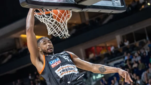 Bruno Caboclo von ratiopharm Ulm &uuml;berragt im dritten Playoff-Halbfinalspiel gegen den FC Bayern M&uuml;nchen. - &copy; Andreas Gora/dpa