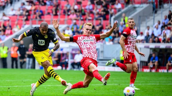 Dortmunds Donyell Malen (l) sorgte mit seinem Tor f&uuml;r den zwischenzeitlichen 2:2-Ausgleich des BVB in Freiburg. - &copy; Tom Weller/dpa