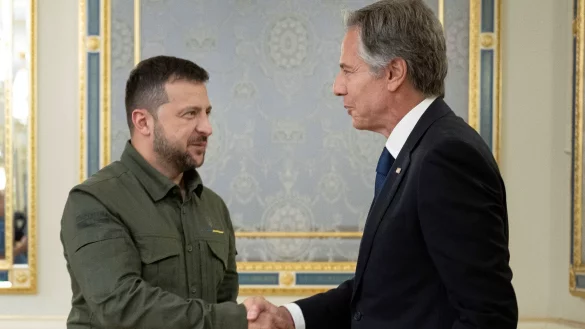 Der ukrainische Pr&auml;sident Wolodymyr Selenskyj begr&uuml;&szlig;t US-Au&szlig;enminister Antony Blinken in Kiew. - &copy; Brendan Smialowski/Pool AFP/AP/dpa