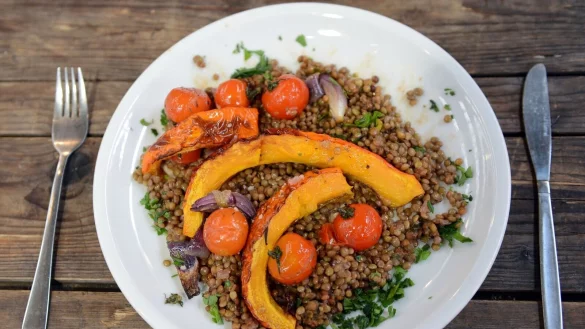 Die getrockneten Tellerlinsen für das Linsengericht vorher einweichen und dann das Kochwasser salzen. So garen die Hülsenfrüchte schneller. - © Jens Kalaene/dpa-Zentralbild/dpa-tmn