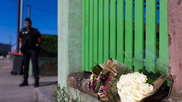 Blumen am Eingang des Grundst&uuml;cks, auf dem am Mittwoch bei einem Feuer elf Menschen ums Leben kamen. - &copy; Philipp von Ditfurth/dpa