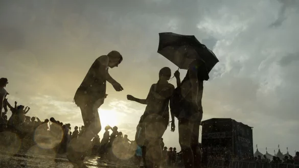 Herausforderung f&uuml;rs Festival-Make-up: Wenn es regnet oder man beim Tanzen schwitzt, k&ouml;nnen Mascara und Co. verschmieren. Hilfreich sind dann wasserfeste Produkte und Fixierspray. - &copy; Felix K&auml;stle/dpa/dpa-tmn