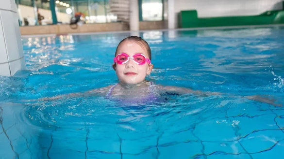 Keine Angst vor dem Wasser: Schon in der Badewanne zu Hause k&ouml;nnen Eltern einiges daf&uuml;r tun, dass sich Kinder sp&auml;ter im Schwimmbad wohlf&uuml;hlen. - &copy; Benjamin Nolte/dpa-tmn