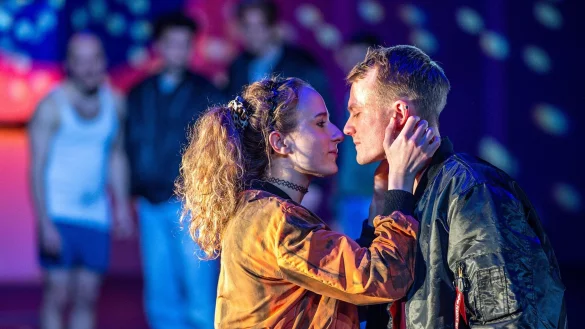 Die Schauspieler Annika Hauffe und Oscar Hoppe im St&uuml;ck "Nullerjahre" am Mecklenburgischen Staatstheater. - &copy; Jens B&uuml;ttner/dpa