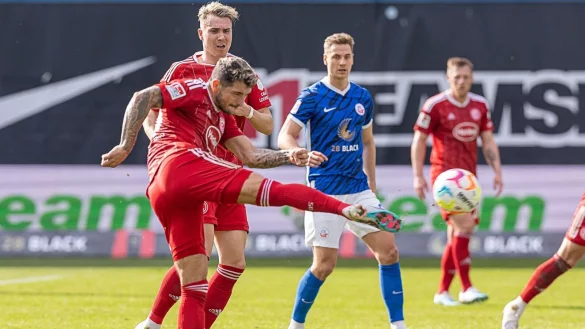 D&uuml;sseldorfs Matthias Zimmermann trifft zum 0:3. - &copy; Jens B&uuml;ttner/dpa