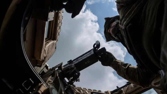 Ein ukrainischer Soldat an einem Maschinengewehr. - &copy; Evgeniy Maloletka/AP/dpa