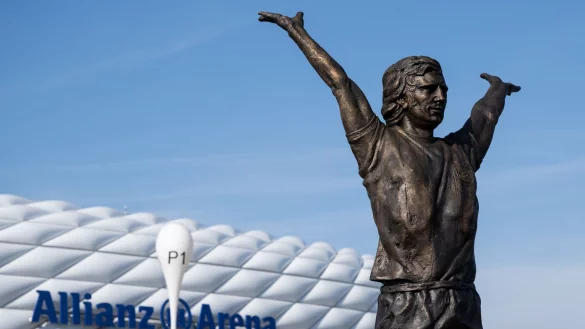 Das Denkmal zu Ehren von Gerd M&uuml;ller vor der Allianz Arena in M&uuml;nchen. - &copy; Sven Hoppe/dpa