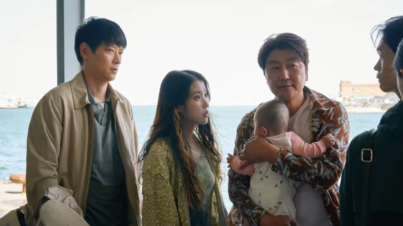 Ein ungleiches Trio sucht eine gute Familie f&uuml;r ein Baby. - &copy; Plaion Pictures/dpa