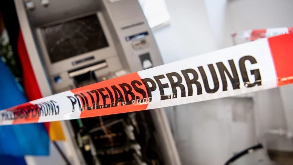 Ein gesprengter Geldautomat ist hinter einem Flatterband mit der Aufschrift «Polizeiabsperrung» zu sehen. - © Matthias Balk/dpa/Symbolbild