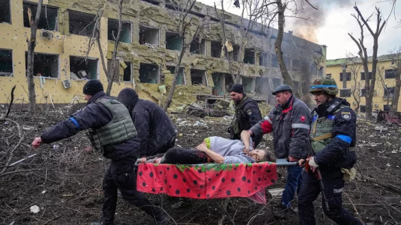 Das World Press Photo des Jahres zeigt das Leid in der Ukraine. - &copy; Evgeniy Maloletka/AP/World Press Photo Foundation/dpa