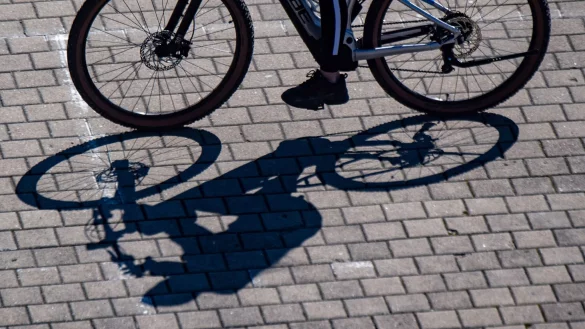 Ein Mann f&auml;hrt mit einem Fahrrad. - &copy; Stefan Sauer/dpa/Symbolbild